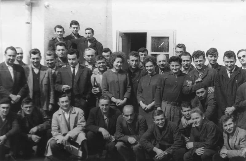 Temerini munkások a gyárudvarban