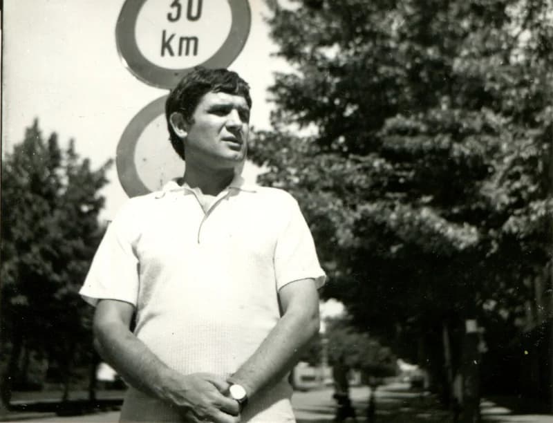 Benes József a Mignon cukrászda előtt