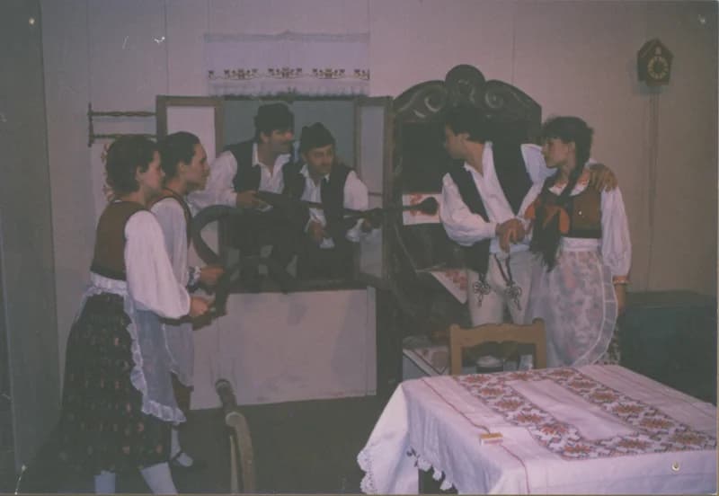 Az egyesület színjátszó csoportja - Tamási Áron: Az Énekesmadár c. színdarab előadása