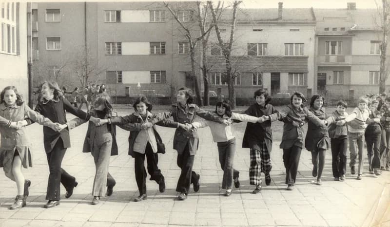 Fiatalok tánca az iskolaudvarban