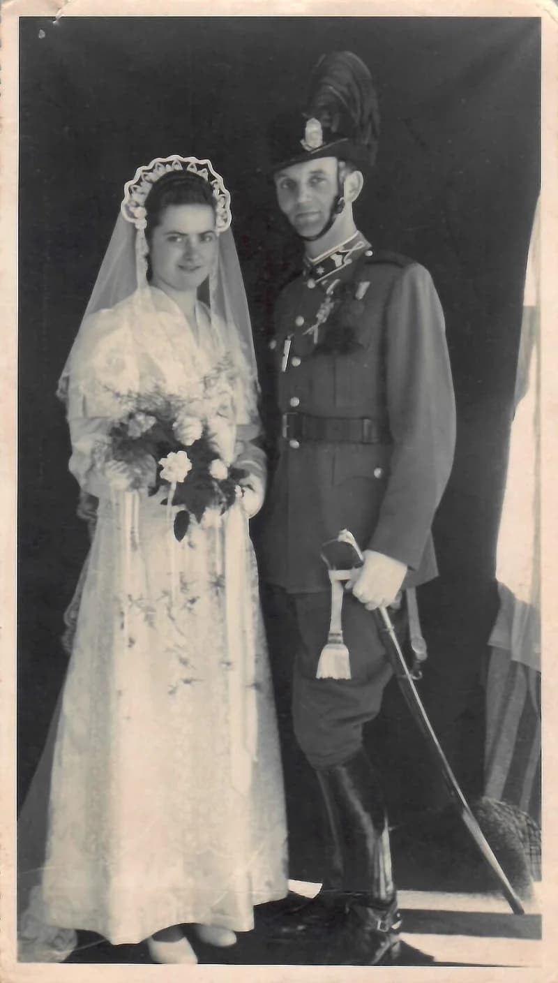 Esküvői fotó – a vőlegény csendőrségi egyenruhában