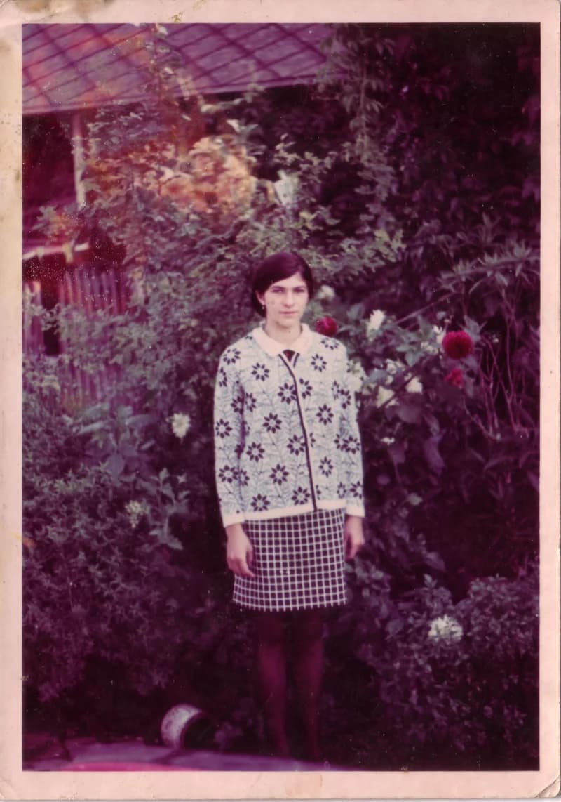 Lány a virágos kertben