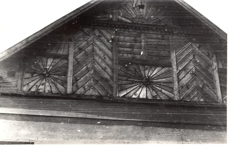 Napsugaras-kazettás oromzat