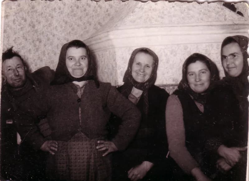 Fejkendős asszonyok a kemence előtt