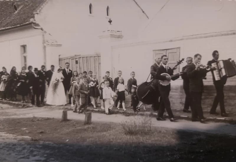 Lakodalmas menet Gomboson