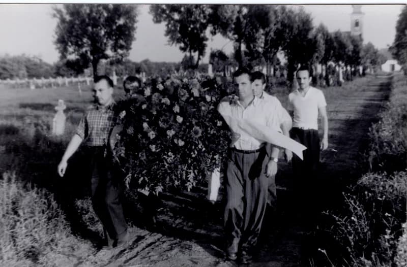 Koszorúzási menet a temetőben