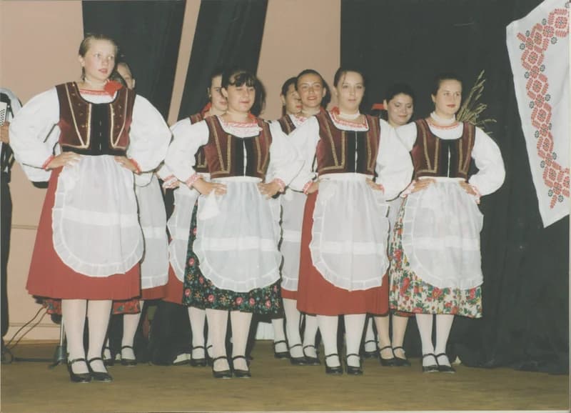 Tamási Áron Székely-Magyar Művelődési Egyesület  tánccsoport lánytagjai