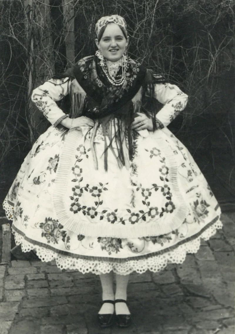 Doroszlói nagylány vállkendőben