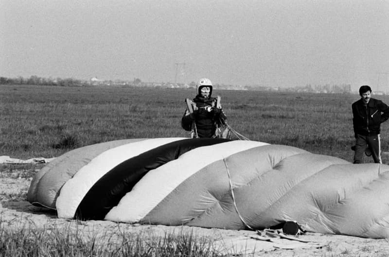 Ejtőernyősök a cseneji reptéren
