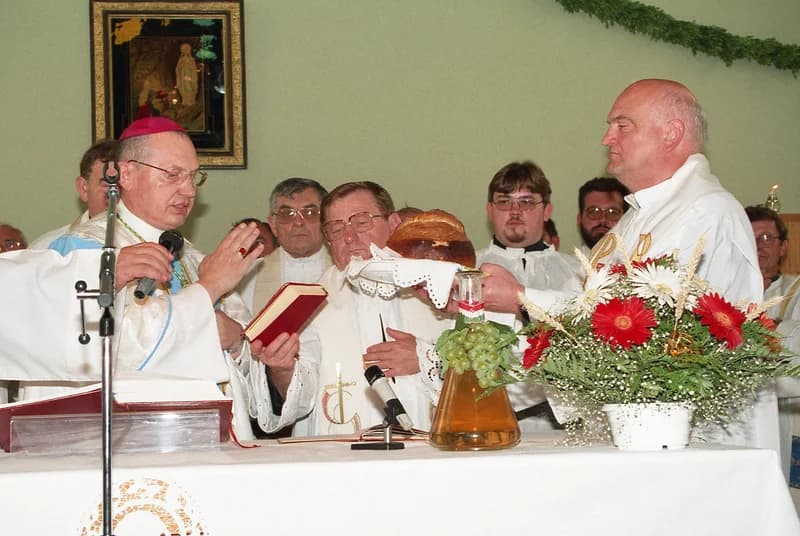 A temerini Lourdes-i Szűz Mária emléktemplom (Lourdes-i Boldogasszony templom)  felszentelési szertartása  és   ez  alkalomból  bemutatott szentmise, 2000. 7. 20,  Csütörtök