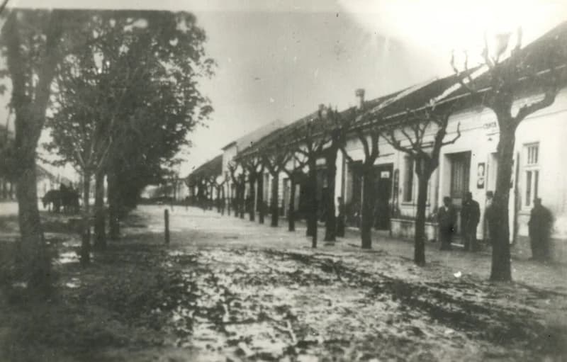 Főutca Péter Károlyék házával (jobbról)