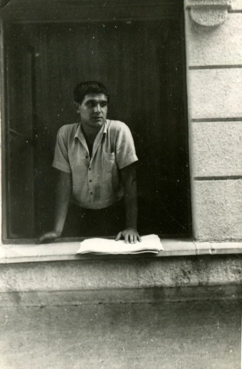 Benes József  a belgrádi Képzőművészeti Akadémia ablakában