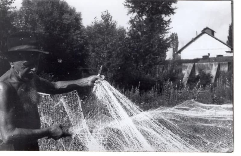 Halászok munka közben - hálójavítás