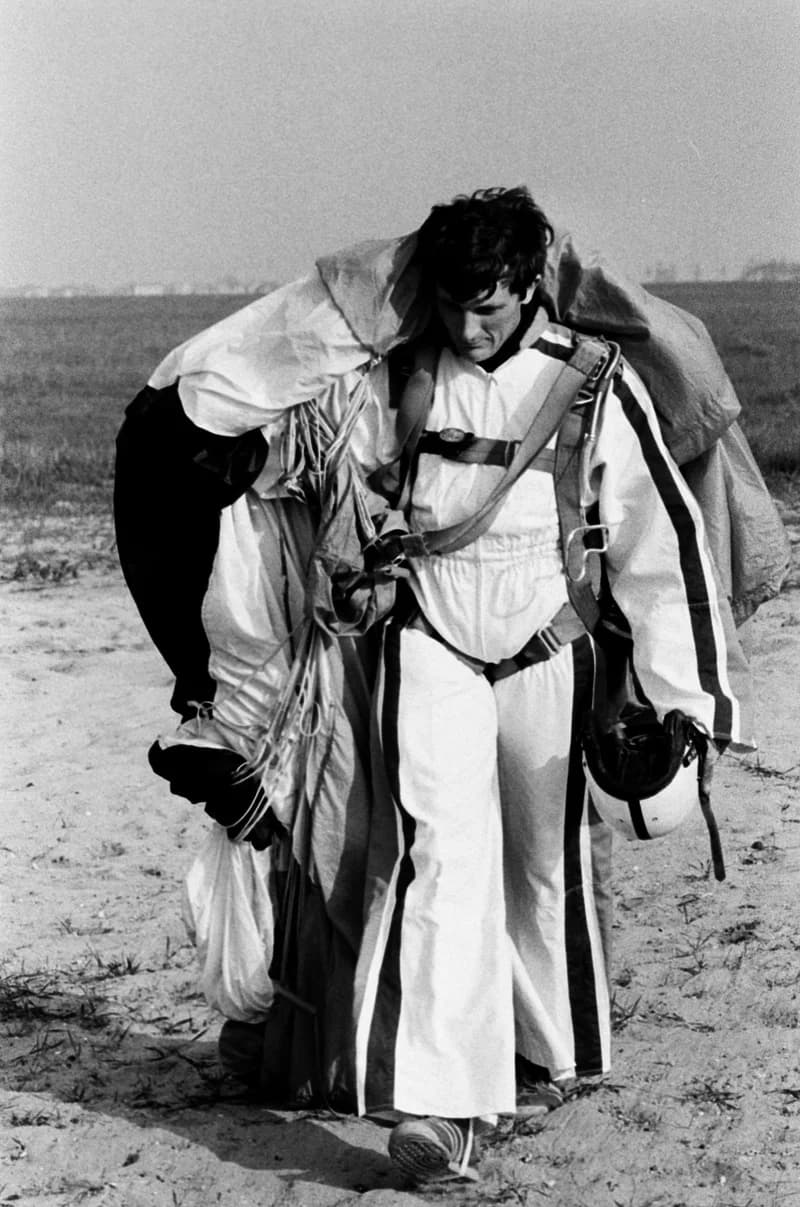 Ejtőernyősök a cseneji reptéren