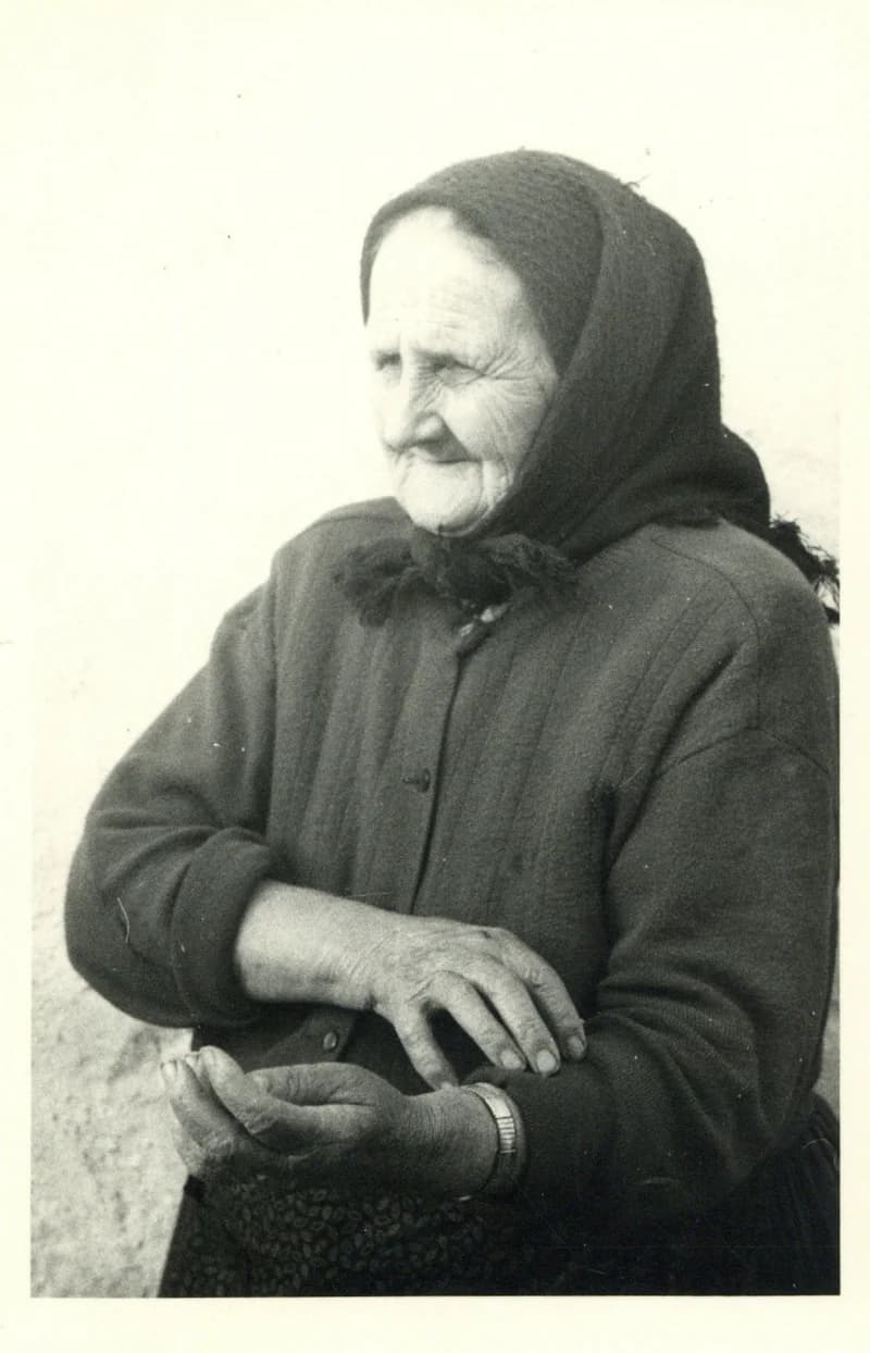 Ráolvasással gyógyító asszony