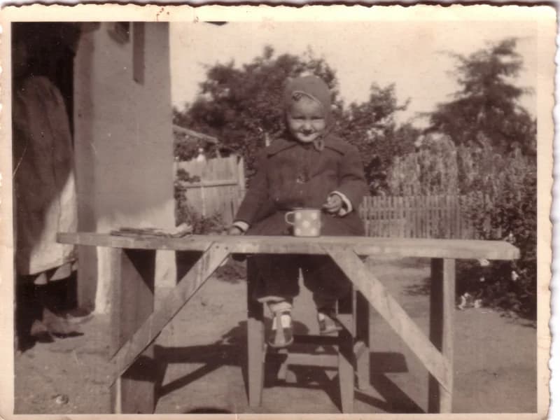 Kislány pöttyös bögrével