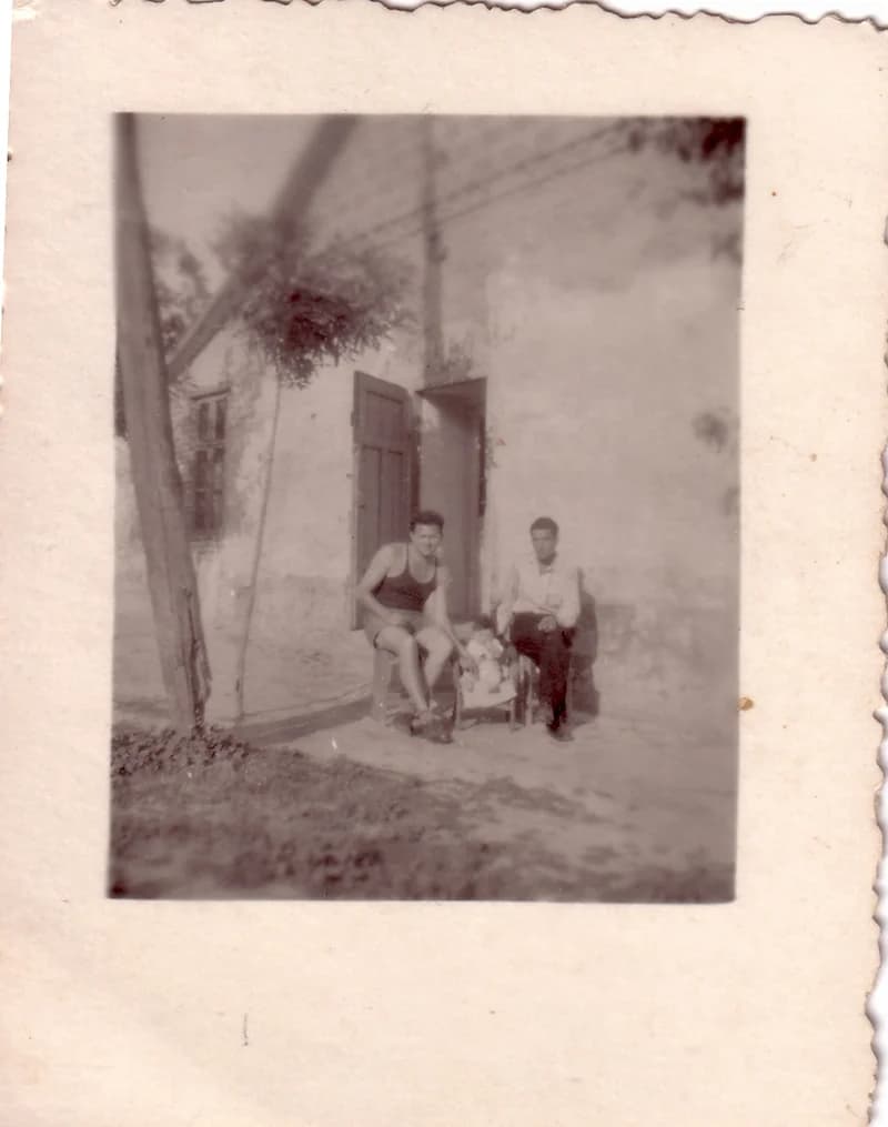 Két férfi kislánnyal