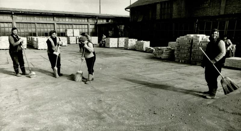 Takarítás a téglagyárban