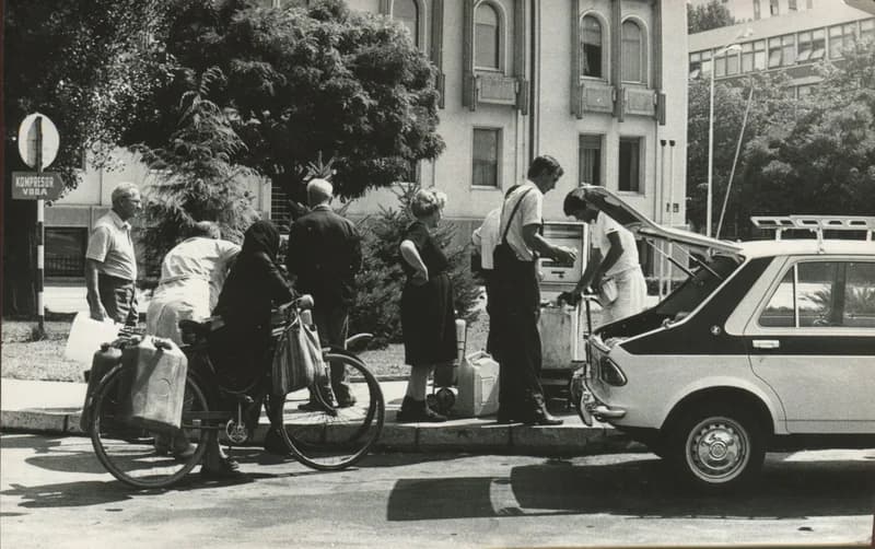 Sorban állás benzinkútnál