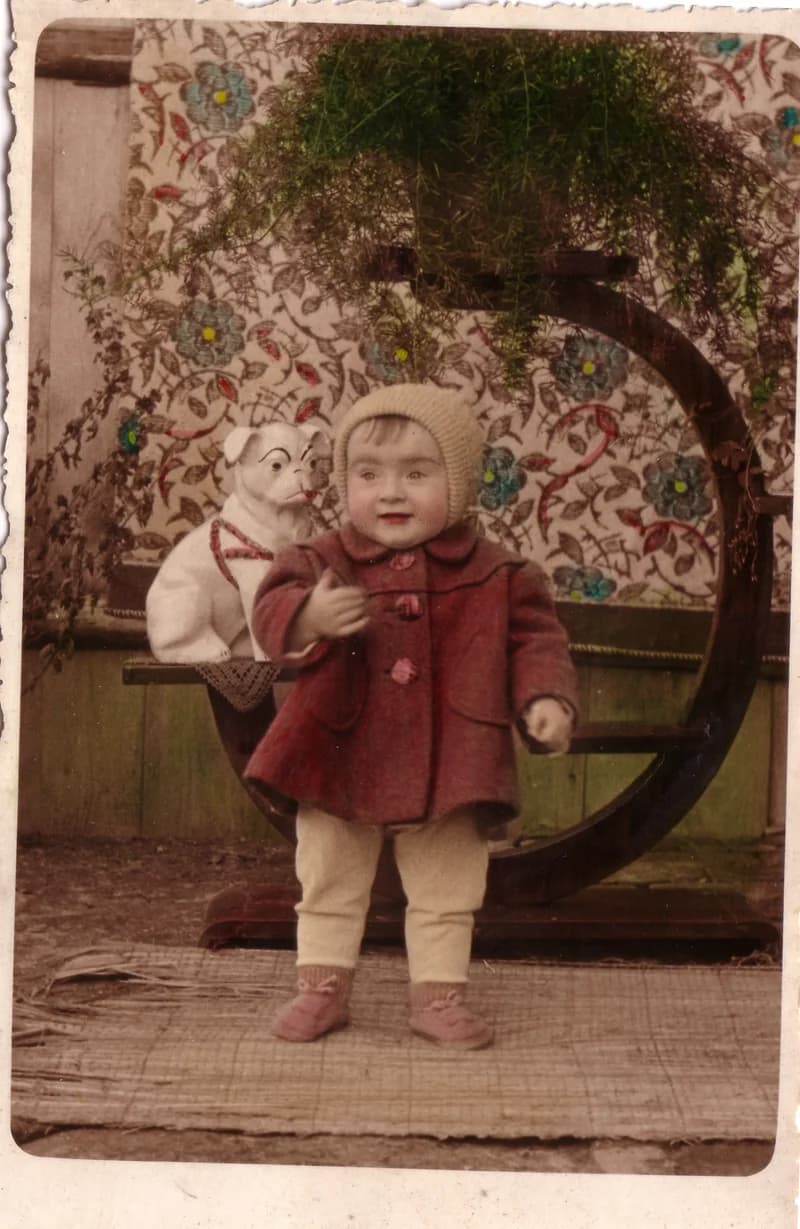 Kislány porcelán kutyával