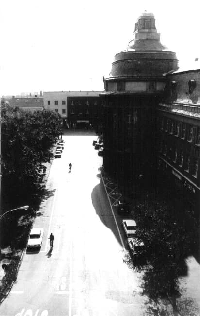 A zentai városháza a közeli lakótömb tetejéről