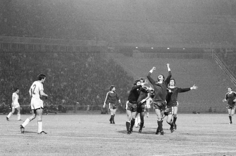 Futbalmeccsek : Újpest Dózsa-Honvéd 3:2; FTC-Vasas 1:1