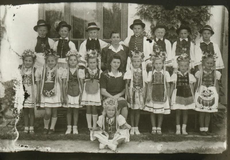 Gyermekek magyaros ruhában