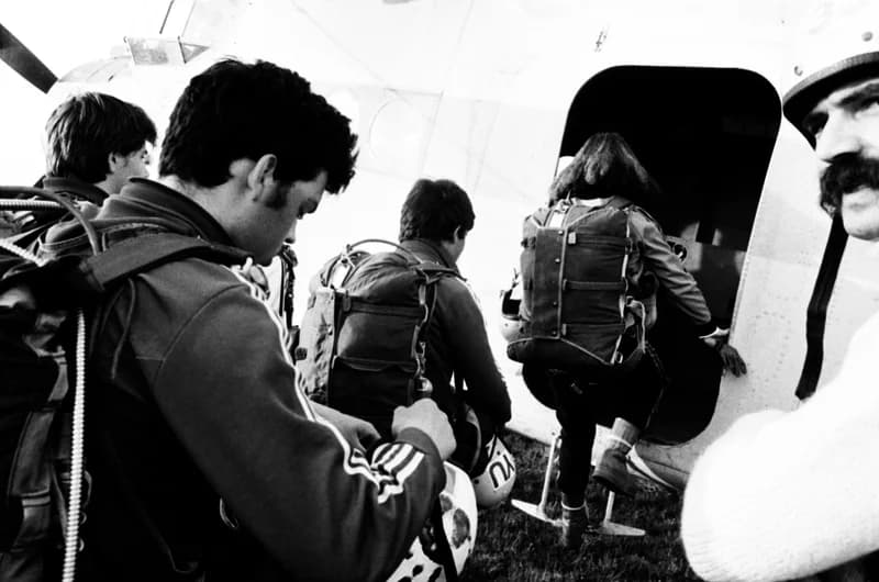 Ejtőernyősök a cseneji reptéren