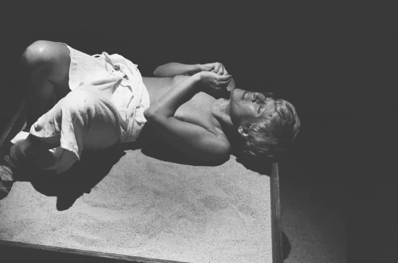 Tolnai: Izéke homokozója, Bayer