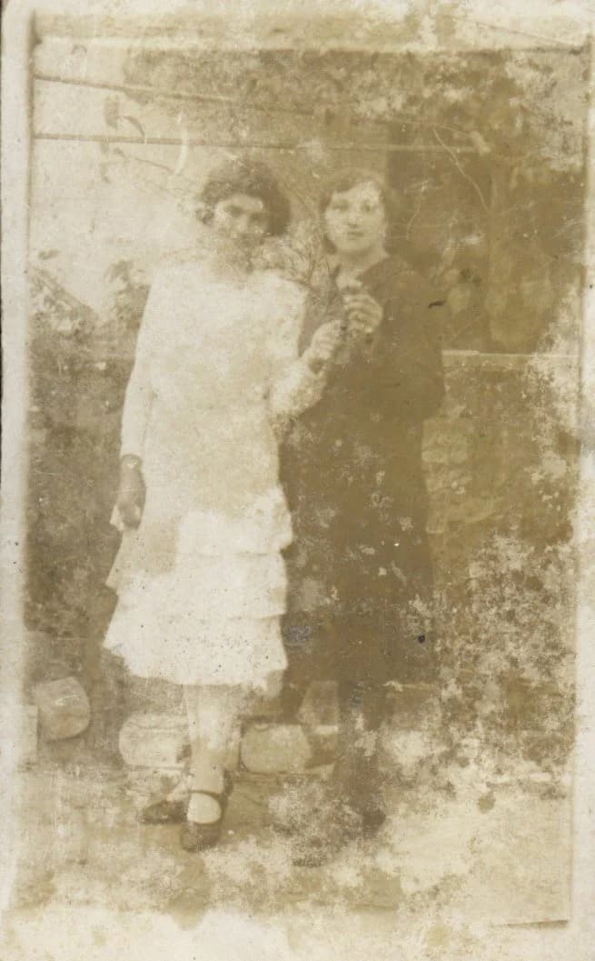 Két fiatal nő fotója