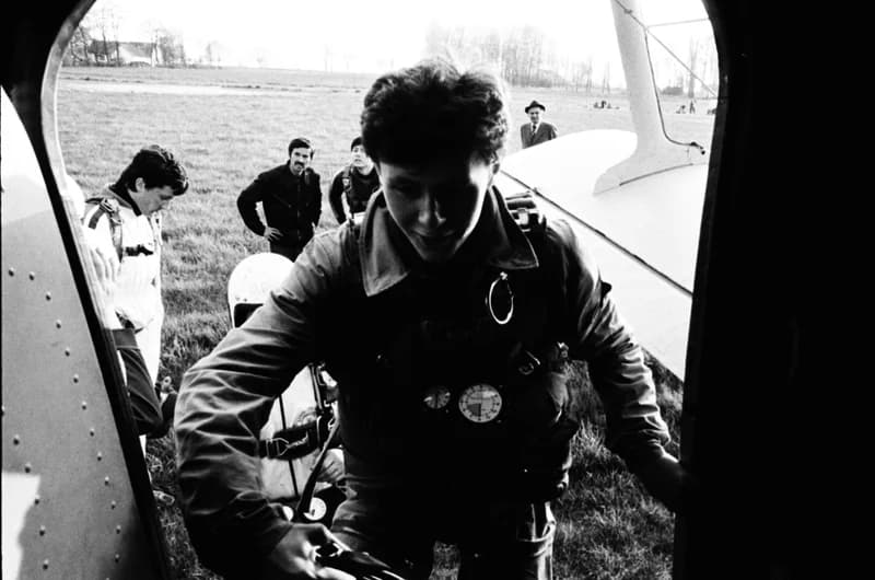 Ejtőernyősök a cseneji reptéren