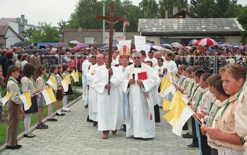 A temerini Lourdes-i Szűz Mária emléktemplom előtti események a felszentelés előtti pillanatokban