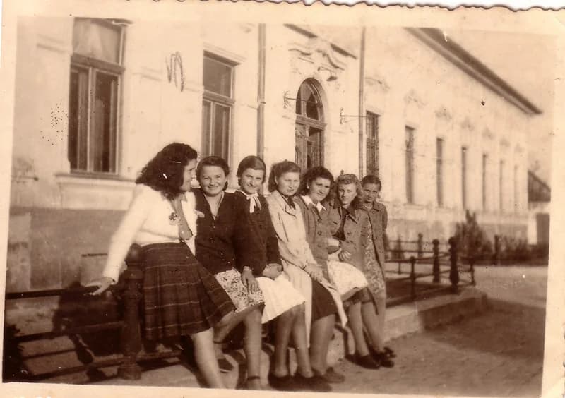 Lányok a községháza korlátján