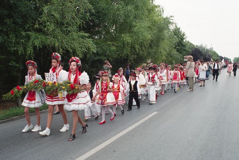 Temerin, Illés-napi menet, útban a Telep  városrészben  felépített, felszentelésre váró új templom felé