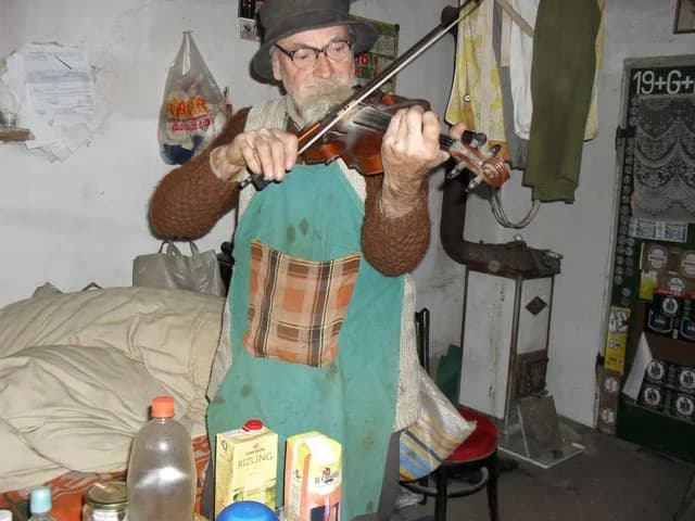 Nagy Lázár hegedül