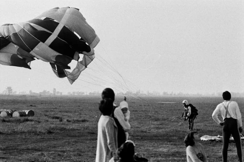 Ejtőernyősök a cseneji reptéren