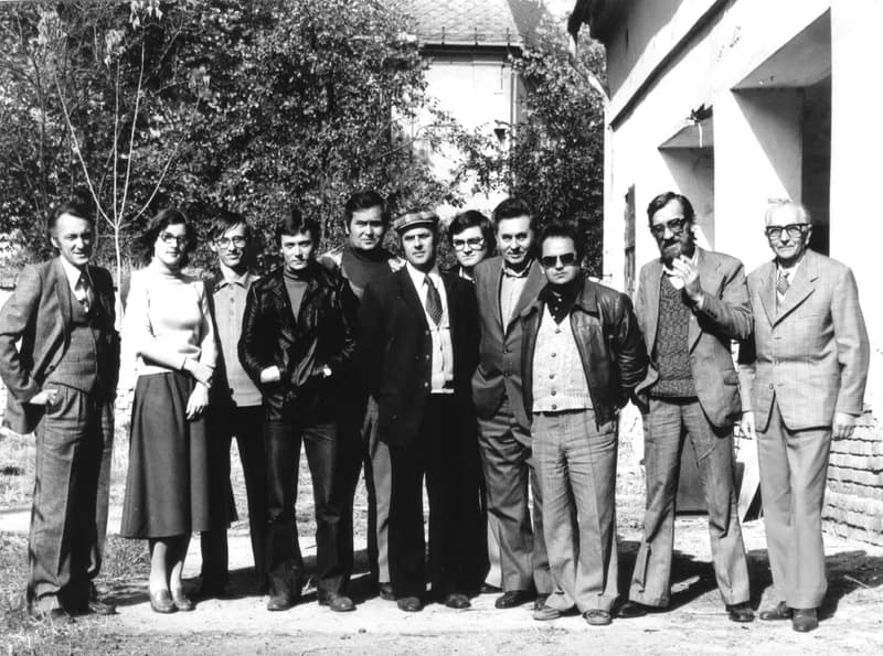 A zentai sakk klubb tagjai a Sremac iskola udvarában