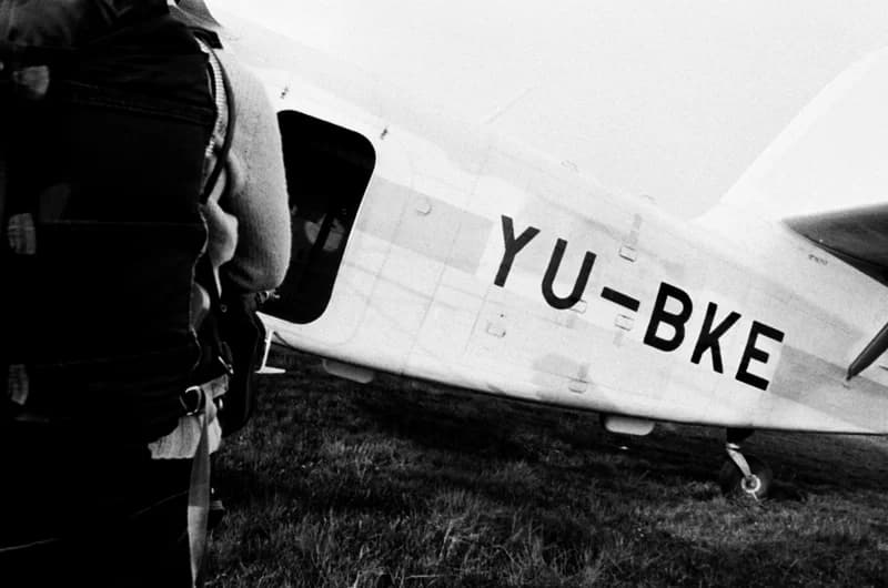 Ejtőernyősök a cseneji reptéren