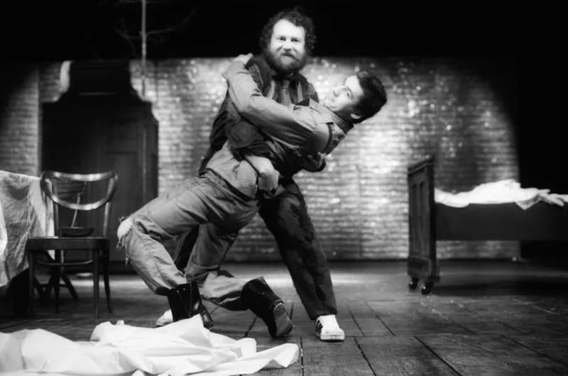 Mrozek: Ház a határon