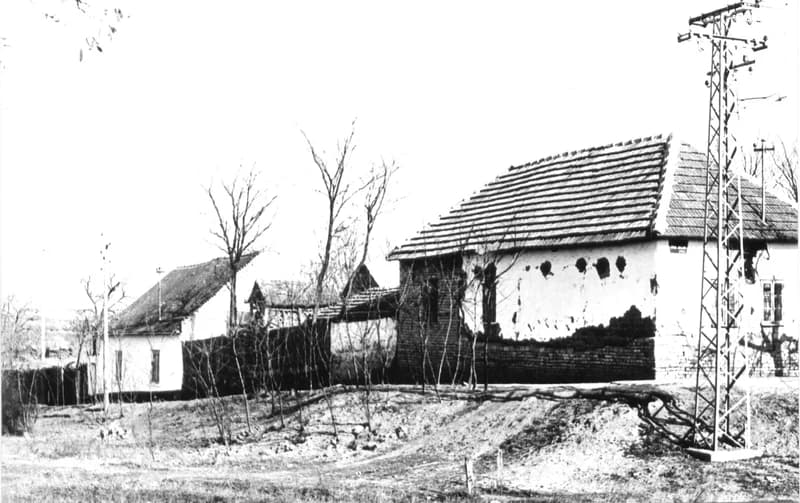 Házsor a rétbe vezető úton