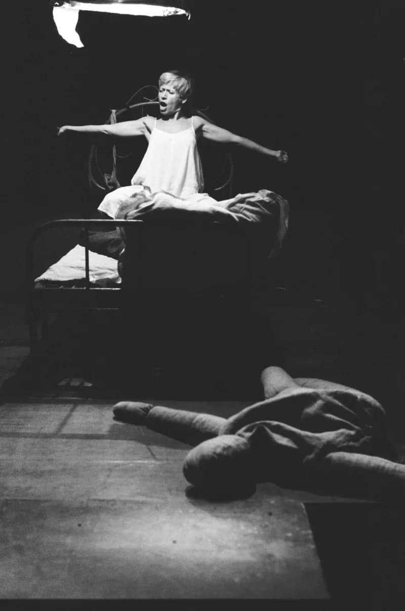 Tolnai: Izéke homokozója, Bayer