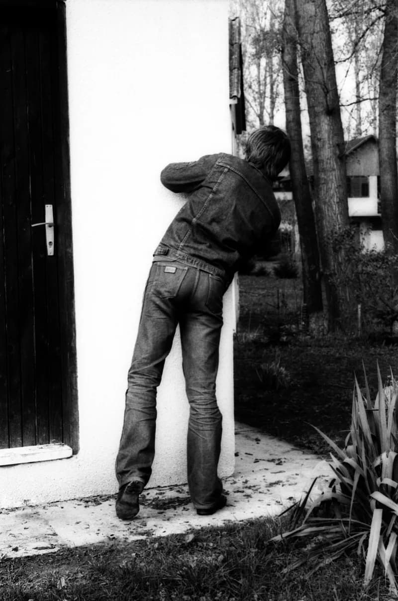 Baráth kinéz a sarok mögül