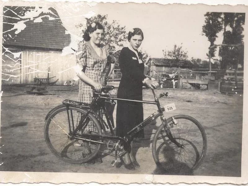 Rövid Rózsa és barátnője kerékpárral