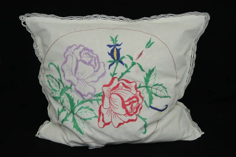 Díszpárna vetett ágyra