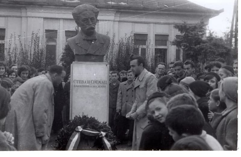 A Sremac-szobor koszorúzása