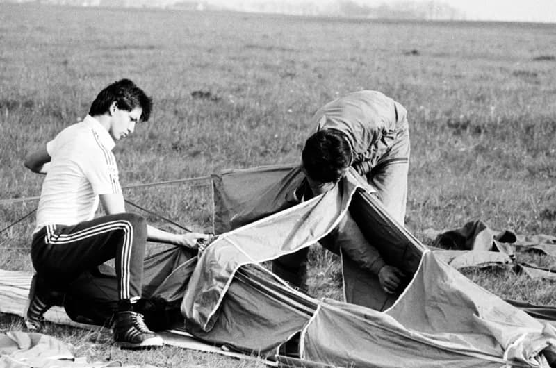 Ejtőernyősök a cseneji reptéren