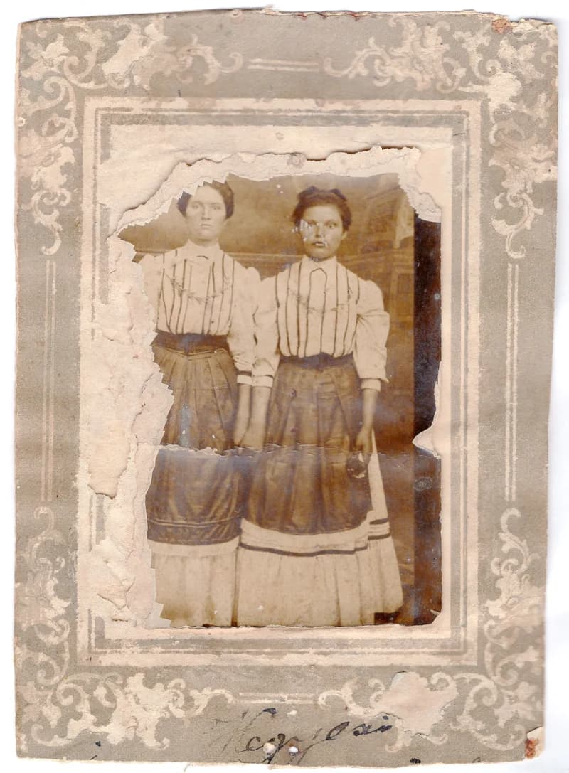 Két fiatal nő fotója