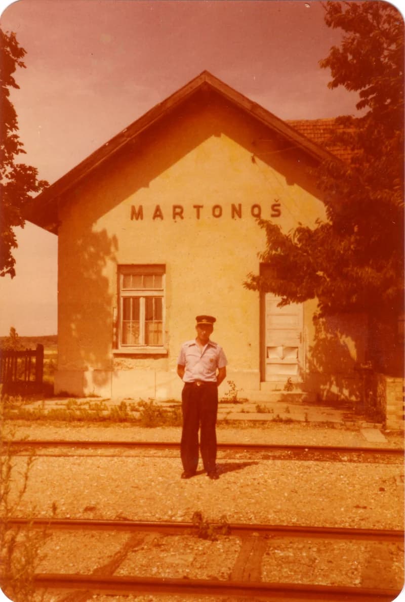 Törteli Sándor a martonosi vasútállomáson