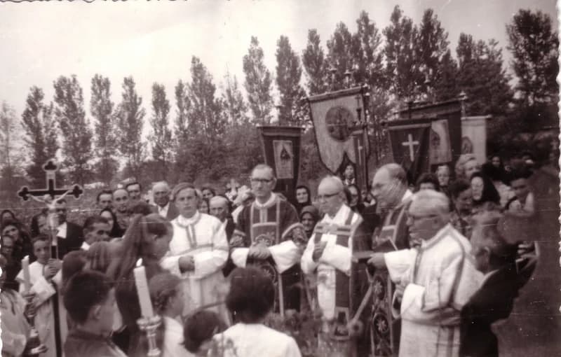 Keresztek felszentelése a temetőben