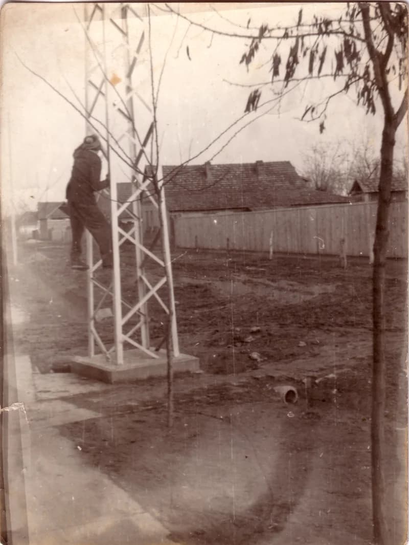 Gyerek a villanykarón